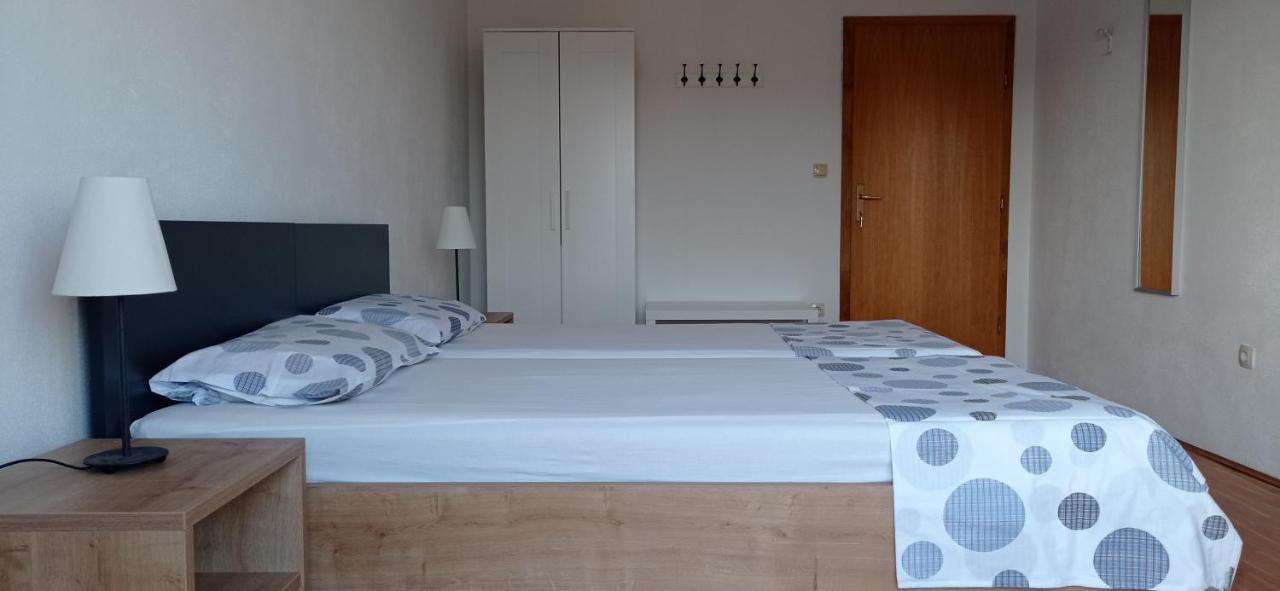 Studio Apartment With Balcony โตรกีร์ ภายนอก รูปภาพ