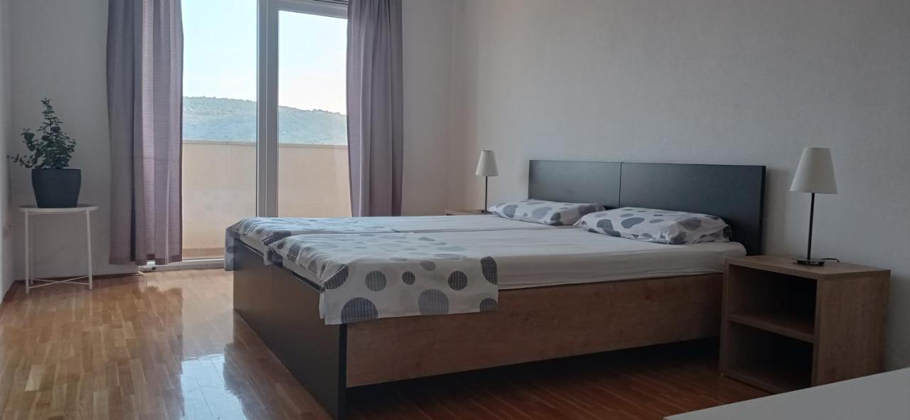Studio Apartment With Balcony โตรกีร์ ภายนอก รูปภาพ